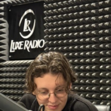 Reda au micro de Luxe Radio